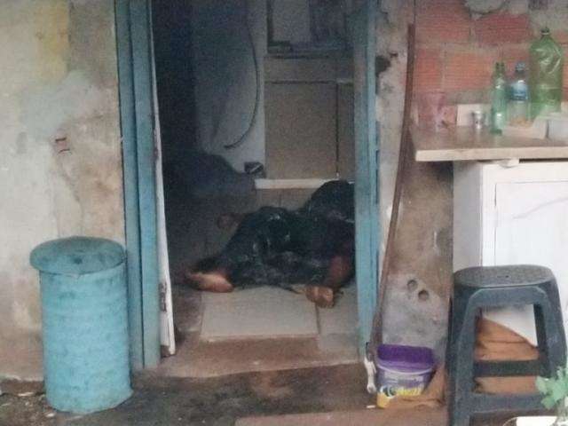 Mulher &eacute; encontrada morta com corpo incendiado em resid&ecirc;ncia 