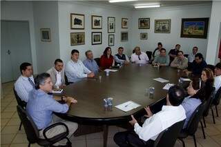Prefeito de Dourados durante reunião com secretários para anunciar corte de 50% no custeio (Foto: Chico Leite/Assecom)