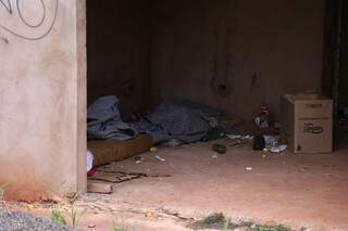 Um colchão e uma coberta, que não eram da vítima, foram encontrados no local (Foto: Fernando Antunes)