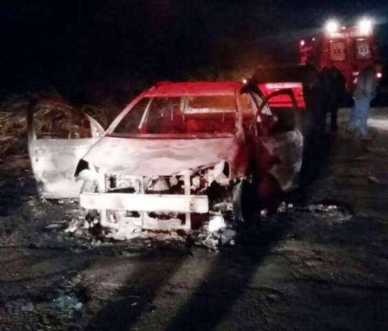 Ve&iacute;culo fica completamente destru&iacute;do ap&oacute;s pegar fogo na MS-395