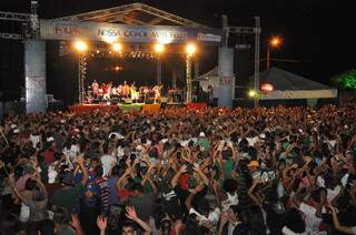 Evento teve atrações nacionais e grupos regionais, que animaram a população douradense. (Foto: Divulgação)