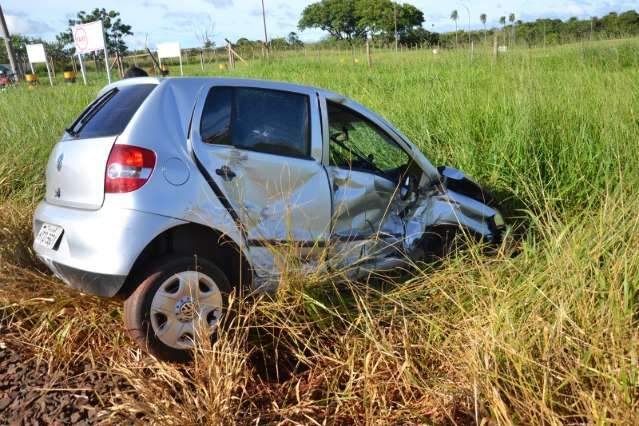 Trem bate em carro e fere esposa e filha de agente penitenci&aacute;rio federal