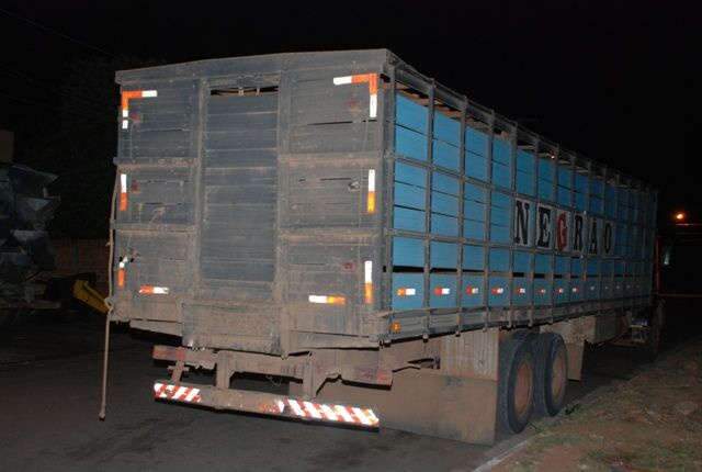  Caminh&atilde;o desgovernado invade resid&ecirc;ncia em Alcin&oacute;polis 