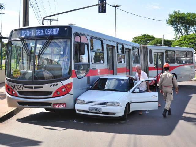  Carro e &ocirc;nibus articulado batem ao fazer retorno na Costa e Silva