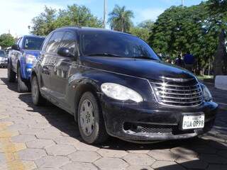  Entre os veículos estava um Chrysler PT Cruiser/2010, que no Brasil custa cerca de R$ 50 mil.
