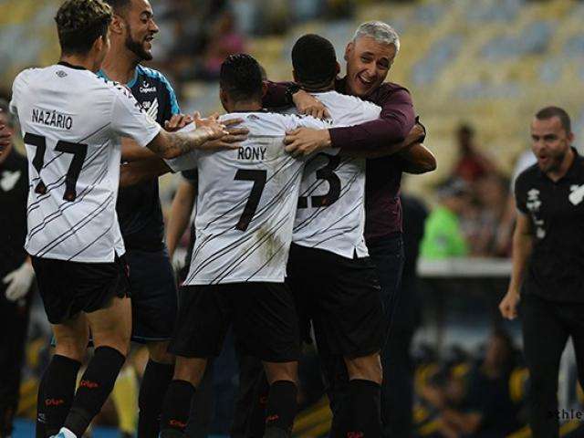 De virada, Athletico-PR vence o Fluminense por 2 a 1 no Maracan&atilde; 