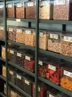 Loja tem centenas de de compartimentos para venda a granel.(Foto:Divulgação)