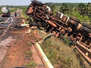 Cinco pessoas ficam feridas em acidente envolvendo tr&ecirc;s caminh&otilde;es 