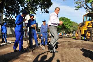 Governador observa recapagem do asfalto observado por operários. (Foto: João Garrigó)
