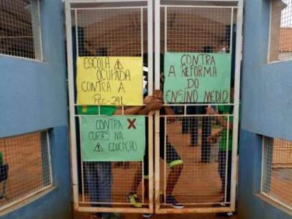 Estudantes ampliam protesto contra governo em escolas de assentamento