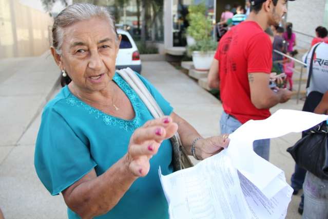 Carentes madrugam e enfrentam via-cr&uacute;cis por atendimento na Defensoria