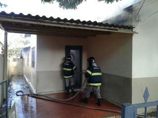 Bombeiros controlam incêndio em casa na área central (Foto: Eliel Oliveira)