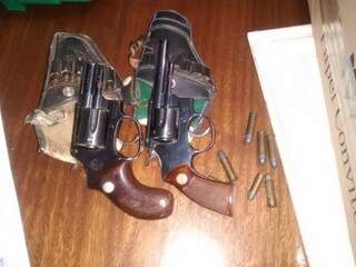 Armas apreendidas na manhã desta terça, em Campo Grande. (Foto: Divulgação/PF)