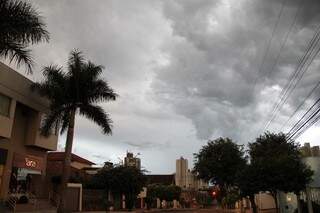 Em Campo Grande, o tempo amanheceu fechado. (Foto: Marcos Ermínio) 