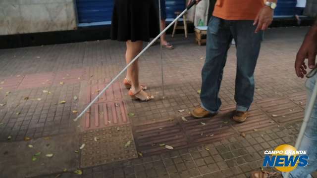 Colocado com desleixo, piso t&aacute;til termina em buracos e postes