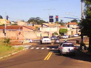 Semáforo recém instalado no cruzamento da avenida com a rua Eça de Queiroz, no bairro Cabreúva