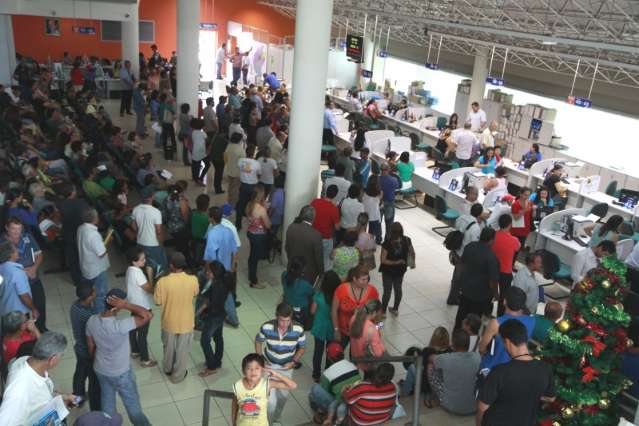 Centenas de pessoas lotam Central do Cidad&atilde;o e aguardam horas na fila