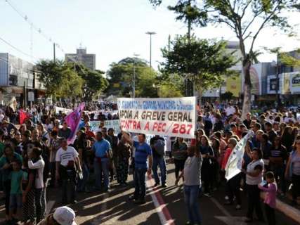 Manifestantes bloqueiam cruzamento em ato contra reformas em Dourados