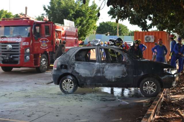 Inc&ecirc;ndio criminoso destr&oacute;i tr&ecirc;s carros de funcion&aacute;rios em obra do Aqu&aacute;rio