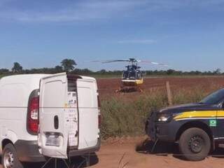 Helicóptero e viatura da PRF próximo a um dos veículos apreendidos (Foto: Divulgação/PRF)