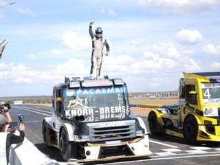 Roberval Andrade celebra vitória em cima do caminhão na etapa de Campo Grande (Foto: Paulo Francis)