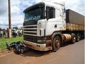 Motociclista morre esmagada ao bater em carreta na BR-163