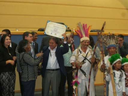 Líder indígena recebe título de ilustre visitante em sessão na Câmara 