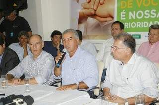 Governador e secretários concederam coletiva sobre o hospital regional. (Foto: Helio de Freitas)