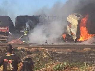 Corpo de Bombeiros realiza trabalho para apagar incêndio após colisão envolvendo 5 veículos. Três pessoas morreram carbonizadas. (Foto: Direto das Ruas)