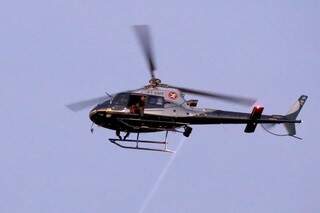 Helicóptero conta com holofote para iluminar foco de ação da polícia (Foto: Marcelo Vitor)