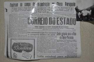 Chegada do grupo foi coberta pelo jornal. Recorte está guardado até hoje na parede da casa de Justo. Há 57 anos. (Foto: Marcelo Callazans)