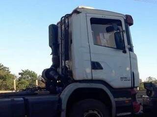 Guincho que estava levando caminhão foi localizado a poucos metros de ingressar em território paraguaio. (Foto: Porã News)