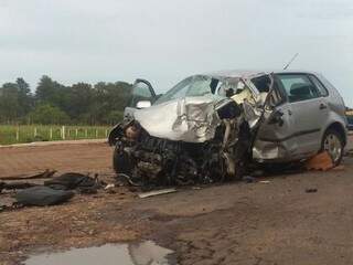 Condutor do veículo de passeio morreu no local do acidente (Foto: Márcio Rogério/ Nova News)