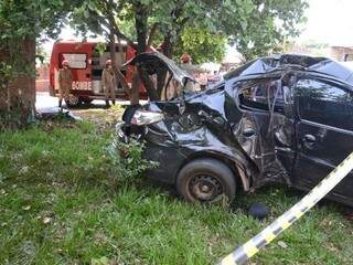 O veículo envolvido no acidente ficou com a frente destruída. (Foto: Minamar Júnior)