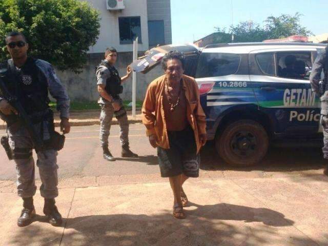 Homem &eacute; preso ap&oacute;s deixar filhos brincarem com pistola 9 mil&iacute;metros
