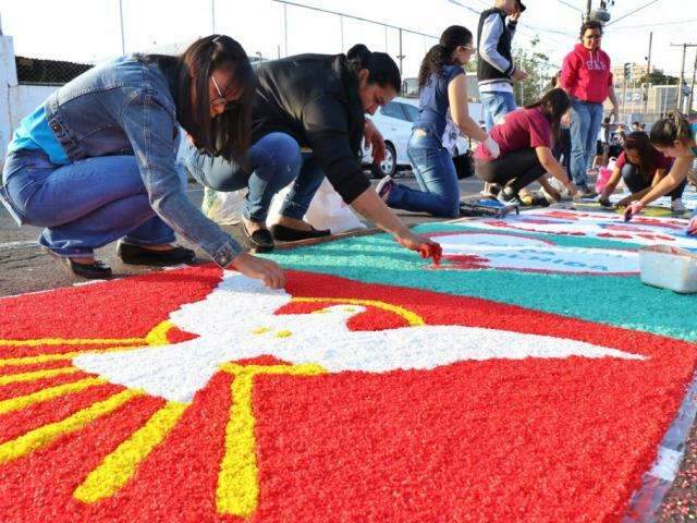 Tradi&ccedil;&atilde;o &eacute; um ato de f&eacute; e busca por valores perdidos, dizem devotos