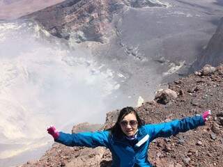 Cristina na borda da cratera do Lascar. (Fotos: Arquivo Pessoal)