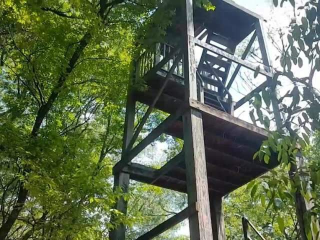 Abandonado, mirante com vista para p&ocirc;r do sol &eacute; fechado para visitantes