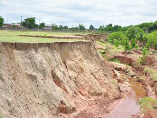 No bairro Novo Século, a erosão provocada pela chuva em uma área do cerrado transformou o terreno em um verdadeiro ‘buracão’. 