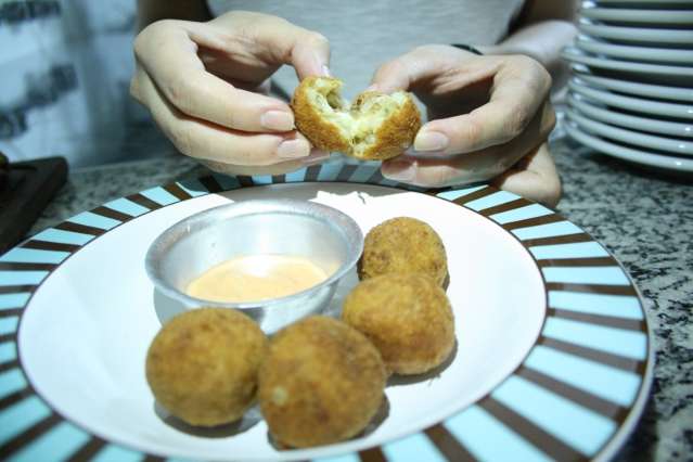 Boteco de chef de cozinha serve de mortadela picada at&eacute; siri na 7 de Setembro