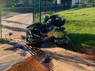 Motocicleta que Paulo conduzia ficou destruída. No local, houve vazamento de gasolina (Foto: Willian Leite) 