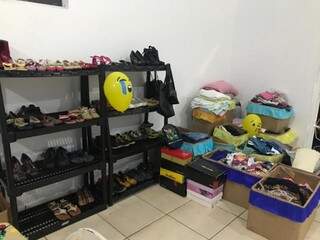 As arrecadações de roupas e sapatos para doações (Foto: Aquivo pessoal)