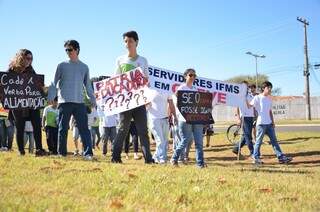 Funcionários e alunos do IFMS protestaram esta manhã na Capital. (Foto:Vanessa Tamires)