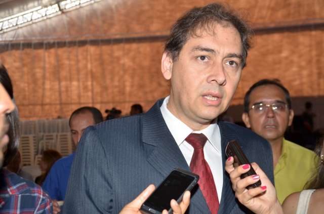 Bernal afirma que servidor deve ir &agrave; secretaria reclamar atraso de sal&aacute;rio