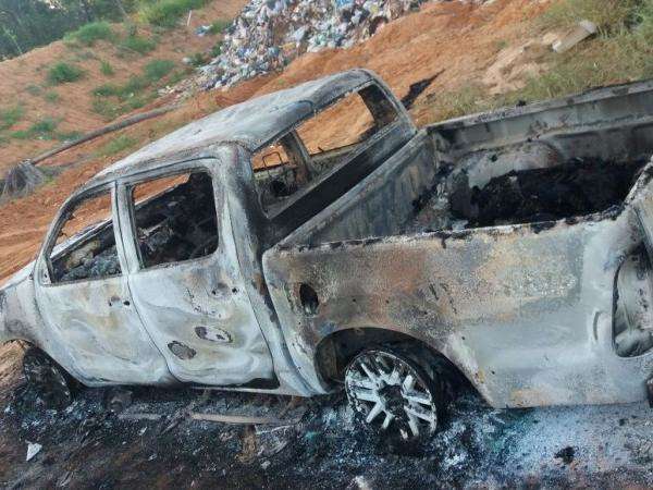 Dois corpos carbonizados s&atilde;o encontrados em caminhonete no lix&atilde;o 