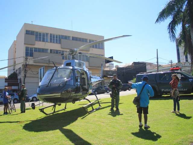 Helic&oacute;ptero da PM pousa no canteiro da Afonso Pena e vira atra&ccedil;&atilde;o
