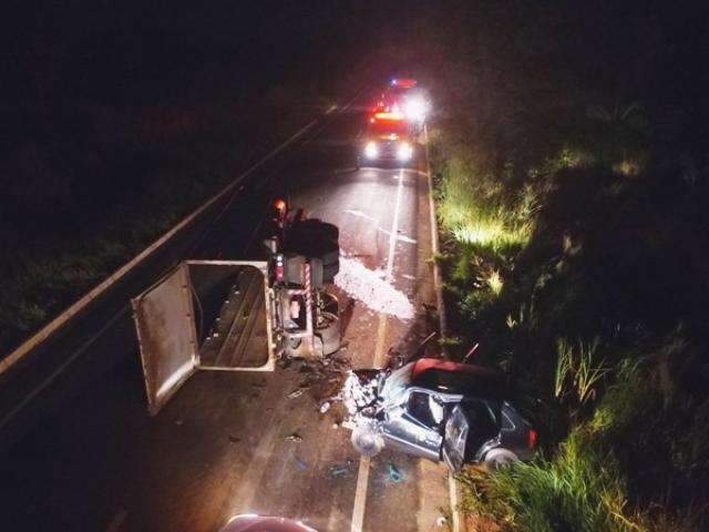 Um morre e 4 ficam feridos ap&oacute;s colis&atilde;o de ve&iacute;culo em carreta tombada na MS-395