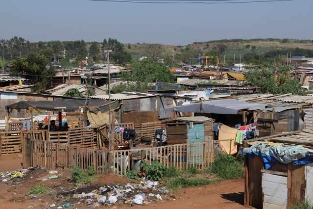 Reuni&atilde;o debate religa&ccedil;&atilde;o de energia na favela Cidade de Deus