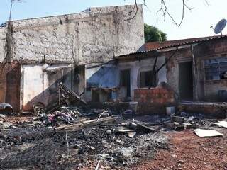 Casa no Jardim Aero Rancho foi destruída pelo fogo (Foto: Henrique Kawaminami) 