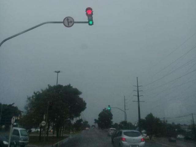 Ap&oacute;s chuvas, sem&aacute;foro na avenida Consul Assaf Trad confunde motoristas